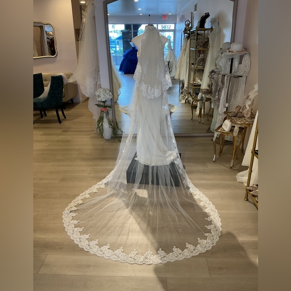 Accessories - Elegant White Lace Bridal Cathedral Veil